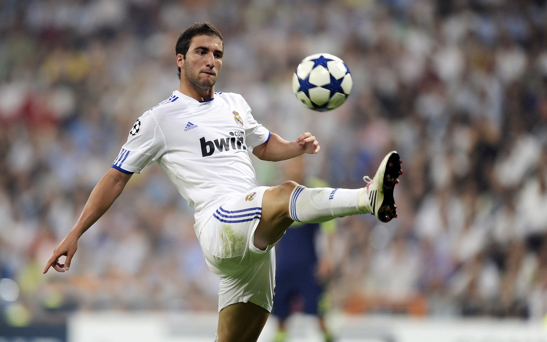 快船“双星”詹姆斯和莱昂纳德的“攻防双核”战术成核心，詹姆斯与莱昂纳德谁更强壮