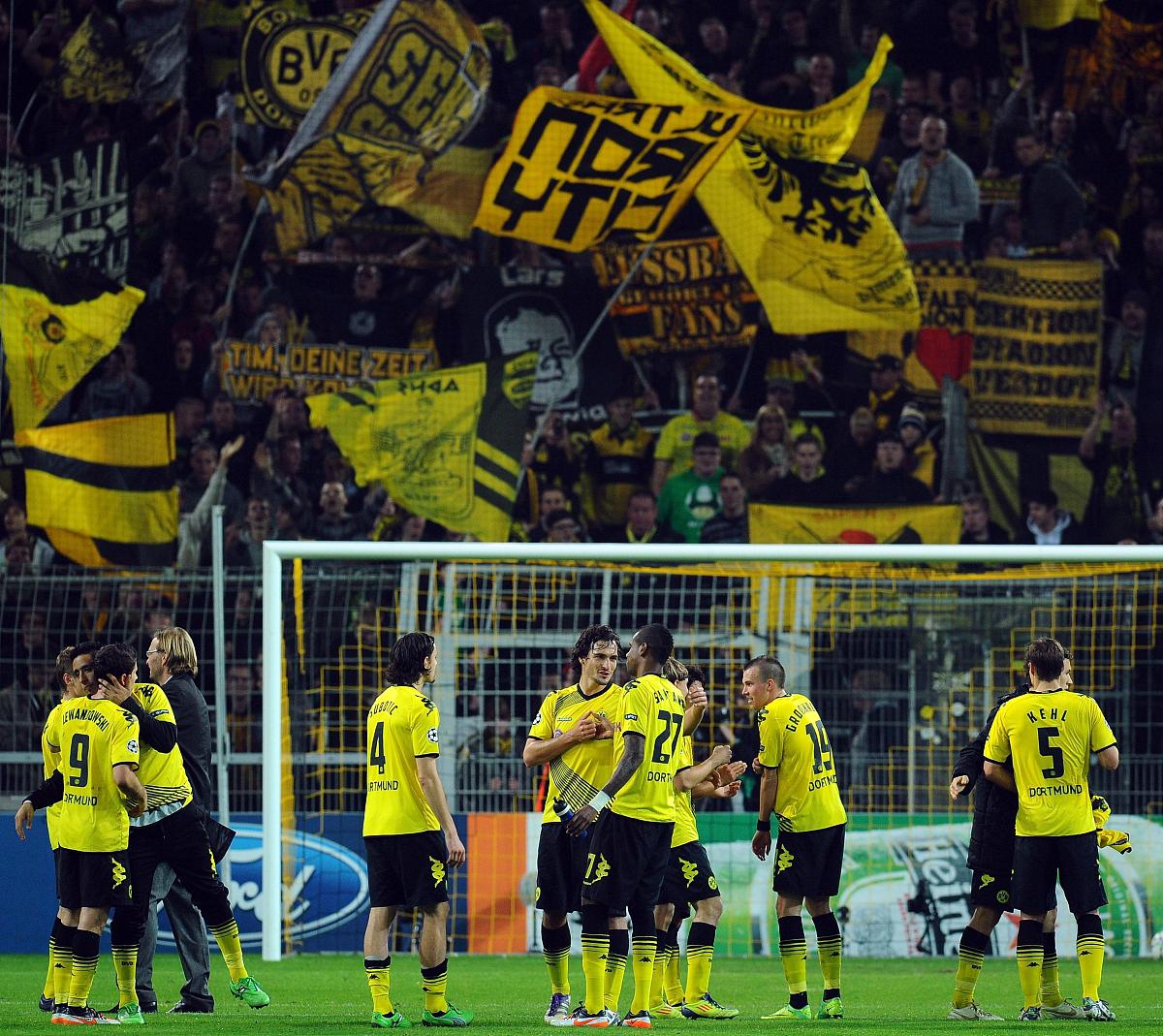 德甲激战,球迷表示支持 德甲激战,球迷表示支持