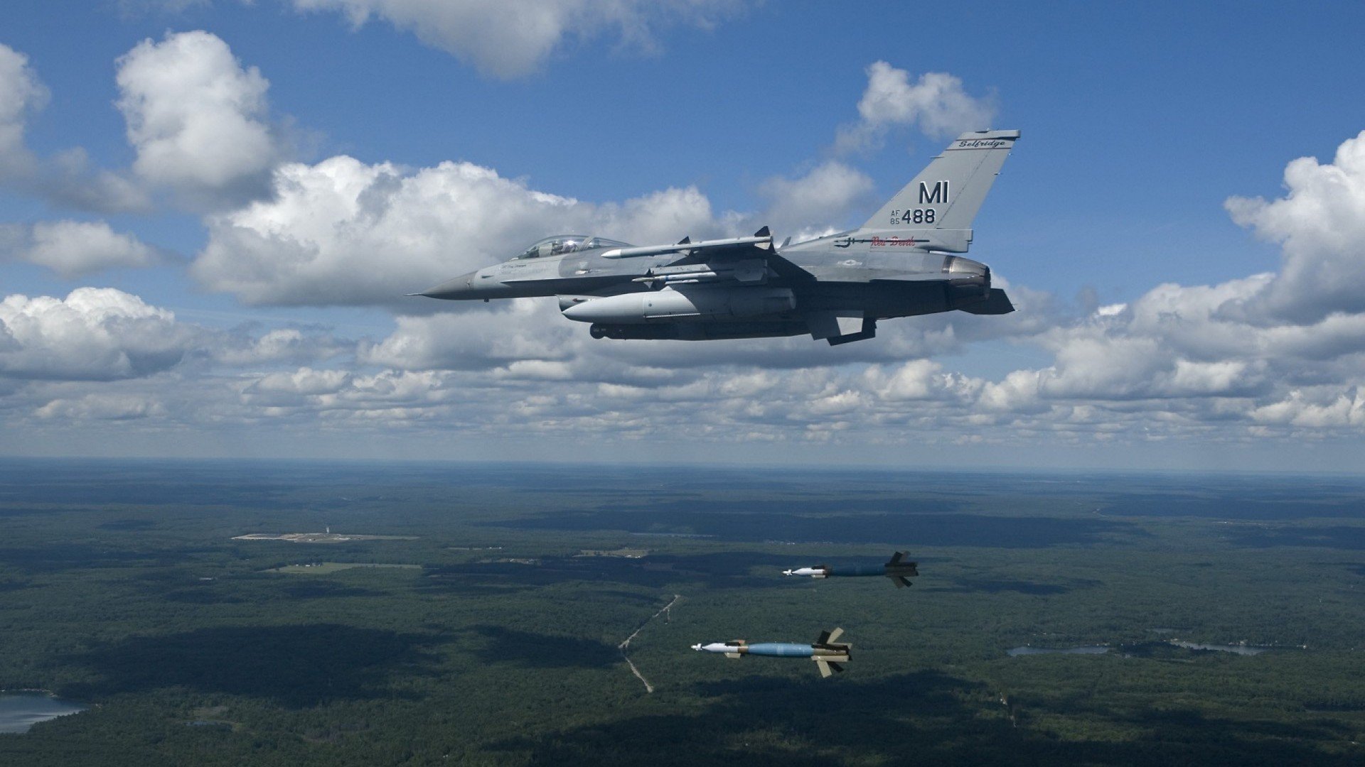 曼联坚若磐石，球队实力毋庸置疑，曼联队阵型